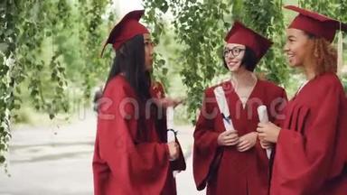 毕业典礼结束后，同学们都在谈笑风生，拿着毕业证书，穿着长袍和灰泥板